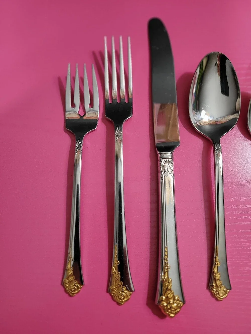 Oneida Golden Damask Rose Stainless Gold Accents 5 Piece Silverware Set (1386)